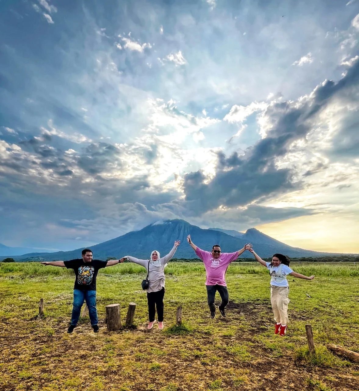 Keseruan pelanggan Swan Tour di destinasi wisata 3